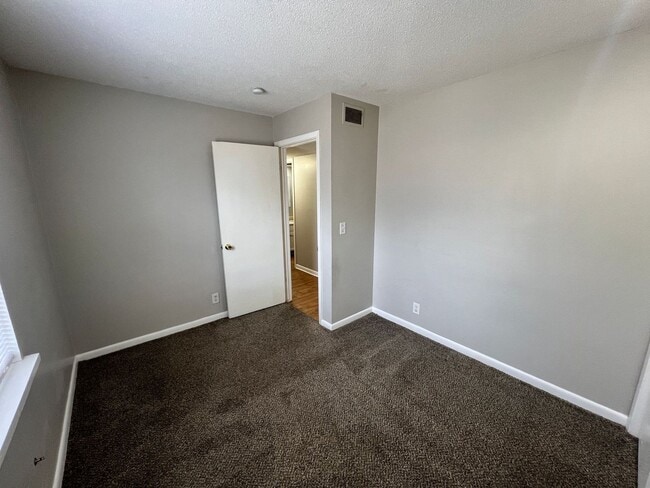 Building Photo - 2-Bed, 1-Bath Apartment with Garage Parking!