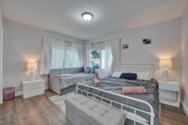 Building Photo - 3 bedroom in Dania Beaach FL 33004