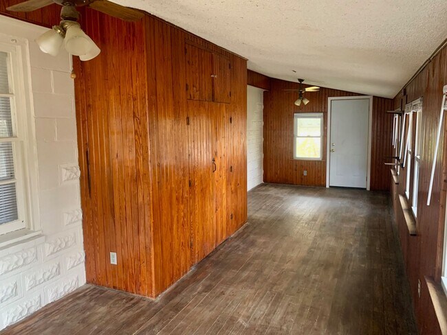 Building Photo - 4 Bedroom 2 Bath – FOR RENT!