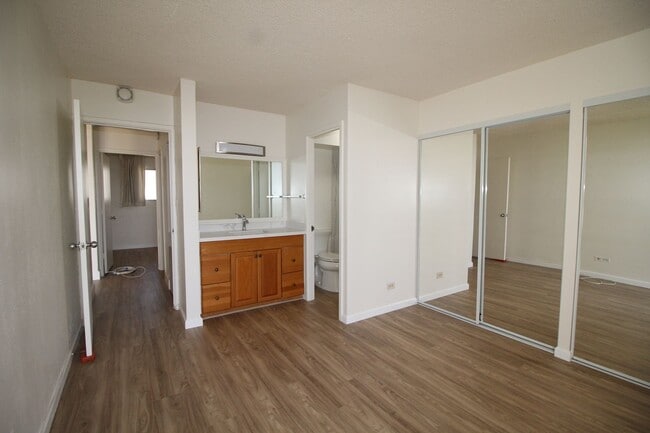 Building Photo - High 2 bedroom with sweeping views!