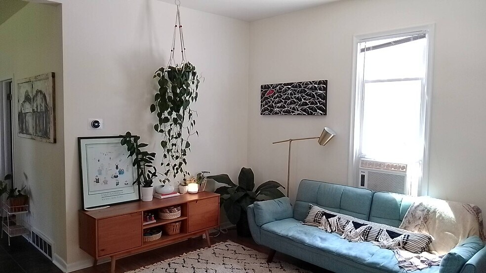 Building Photo - 839 E John St