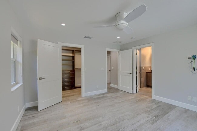 Building Photo - 88 SW 10th Dr