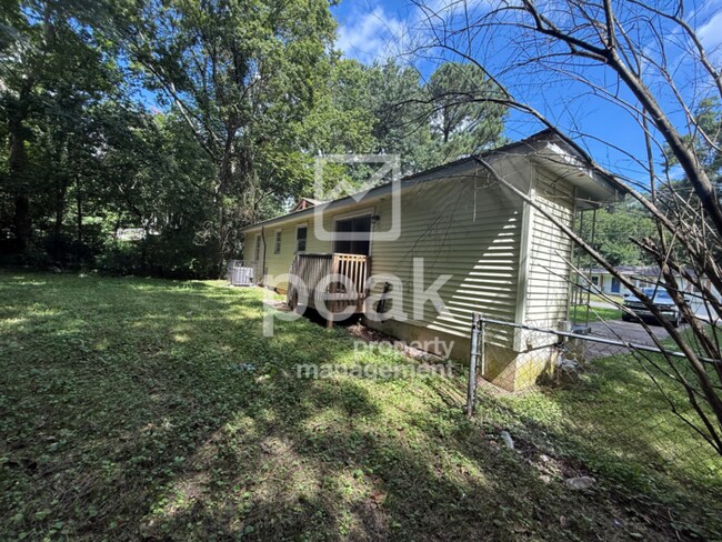 Building Photo - $1,249! 3Bed/ 1.5 Bath House! Located just...