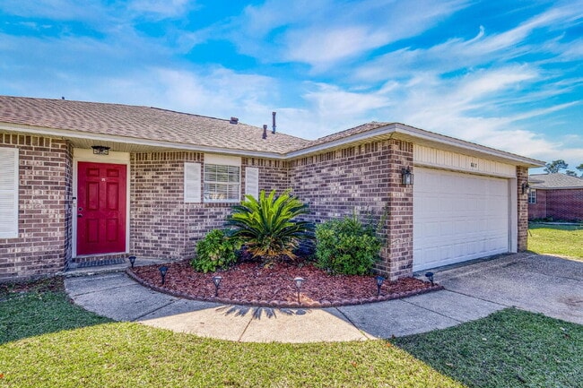 Building Photo - Pet Friendly 3-bedroom, 2-bath brick home with an office in southwest Pensacola