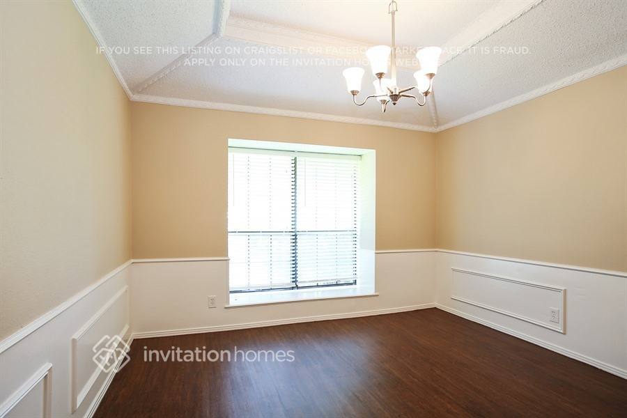 Building Photo - 1409 Carriage Ln