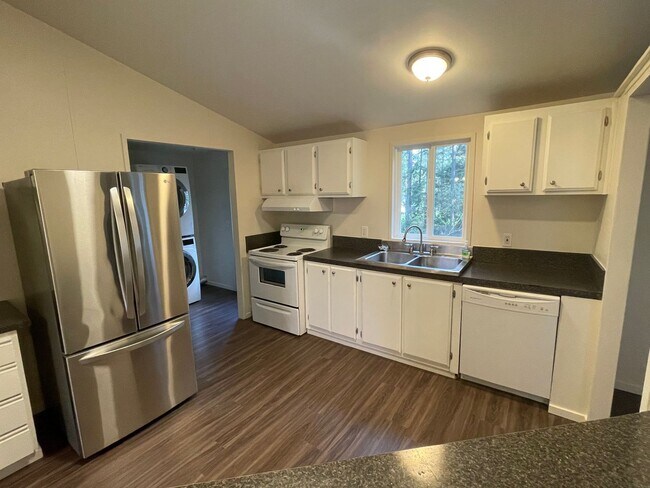 Building Photo - Lovely 3 Bedroom Home out of Town!