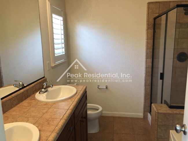 Building Photo - Newer 3bd/2.5ba North Natomas Condo with 2...