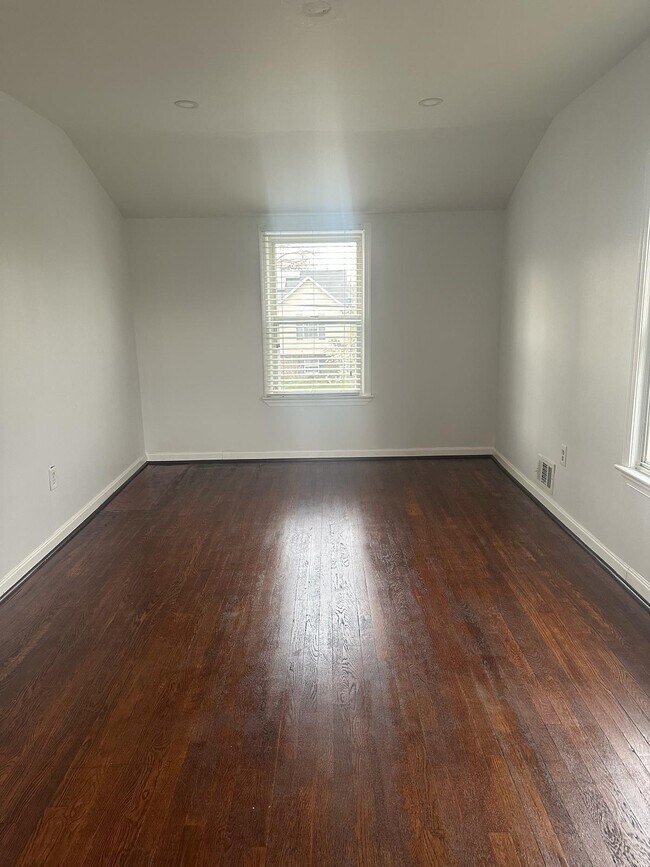 Building Photo - 4915 Tecumseh St