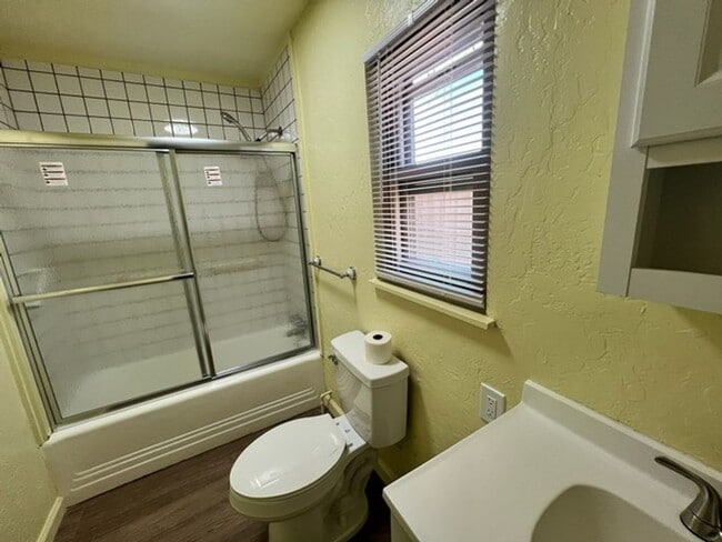 Building Photo - Central Sparks 2 Bedroom Duplex