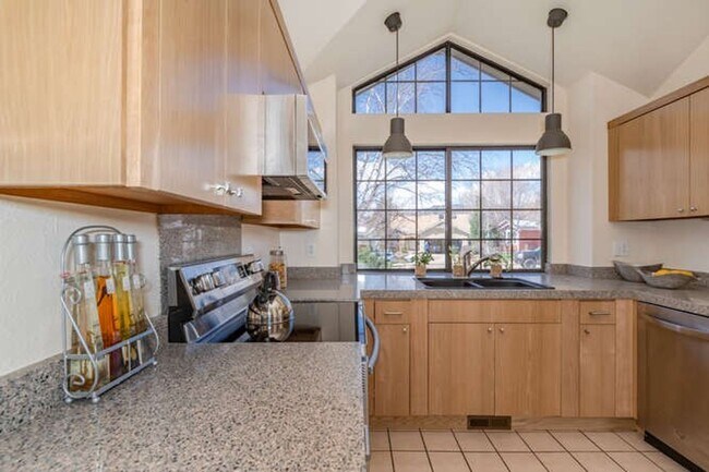 Building Photo - Online for roommate application ONLY