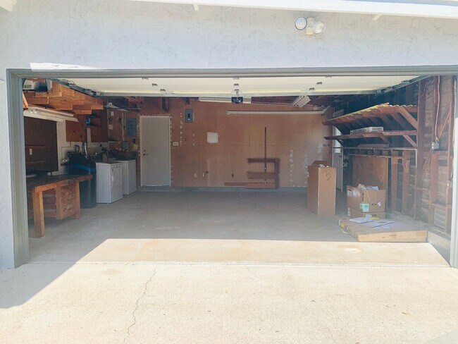 Building Photo - STUNNING 5BD/3BA RESIDENCE IN SERRA MESA! ...