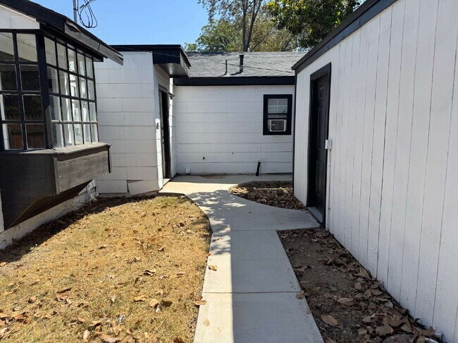 Building Photo - "Charming 4-Bed Lubbock Retreat: Granite Kitchen, Hardwood Elegance & Cozy Fireplace!"