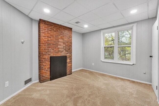 Building Photo - 4 Bed 2 Bath - Newly updated Shadyside home