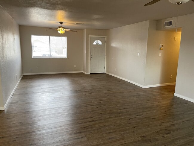 Building Photo - 537 W Juniper Dr