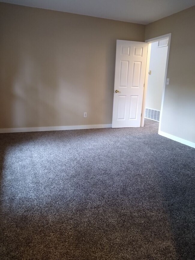 Building Photo - Charming 2 Bedroom 2 Bath w/ Large Yard, 1 Car Garage and Central Air/Heat