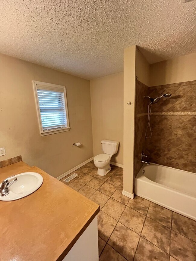 Building Photo - 3 bedroom 2 bath home in Rogers / fenced b...