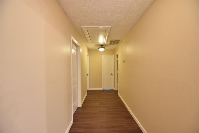 Building Photo - 2910 Colonial Dr