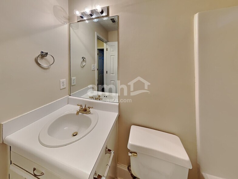 Building Photo - 515 Chaseridge Dr