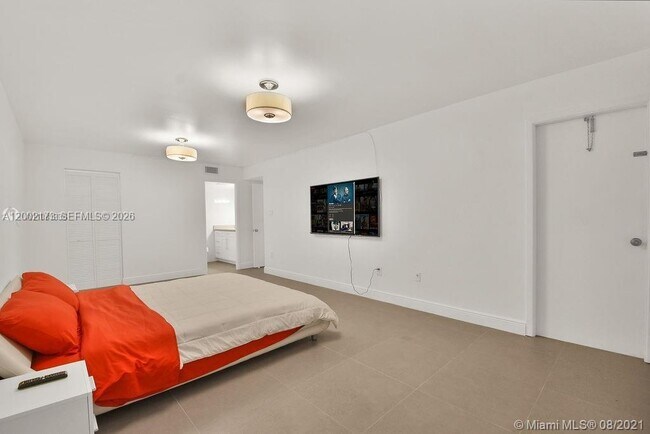 Building Photo - 18041 Biscayne Blvd