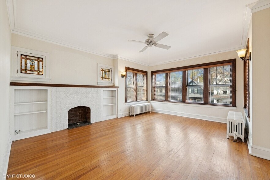 Living Room - 4943 N Leavitt St