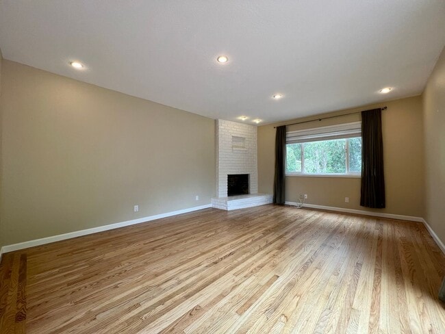 Building Photo - Spacious 4-Bed / 2-Bath Rancher near Linda Mar Beach