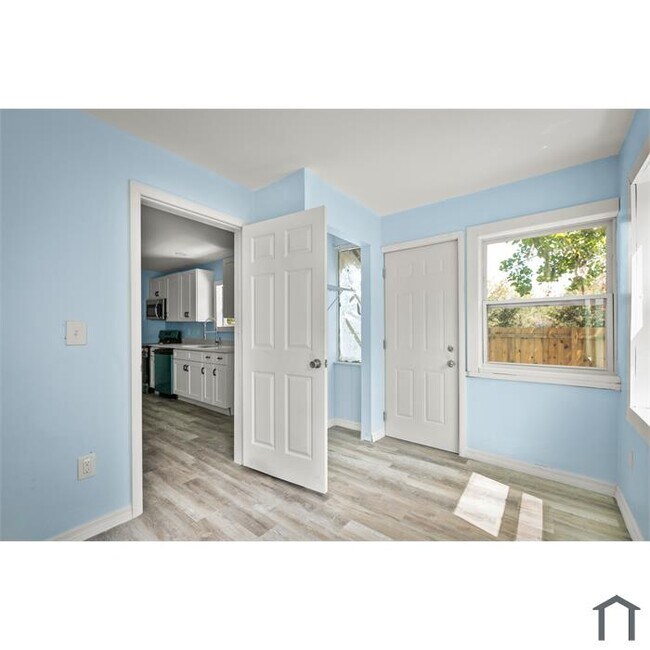 Building Photo - 260 Vernis Ave