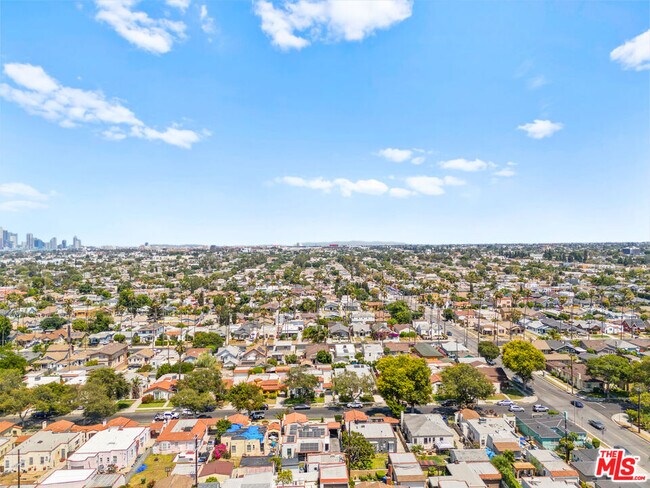 Building Photo - 3871 Roxton Ave