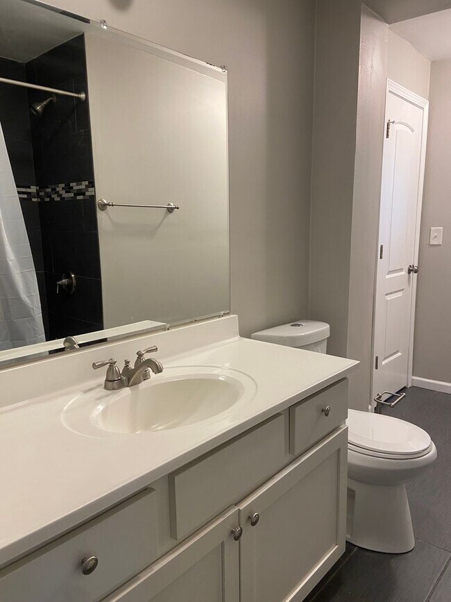 Building Photo - This property is available on a rent-to-own basis.