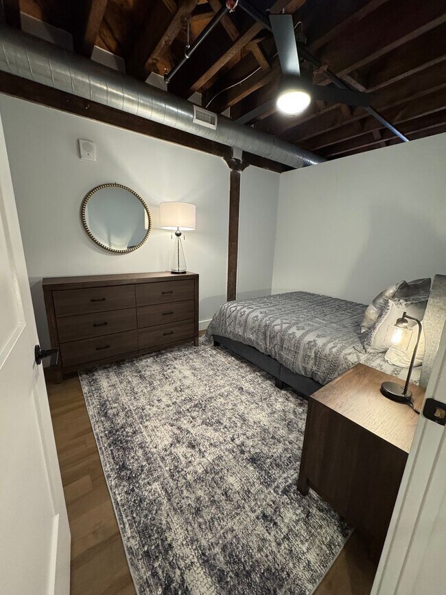 Building Photo - Furnished 1 Bedroom Apartments in Downtown...