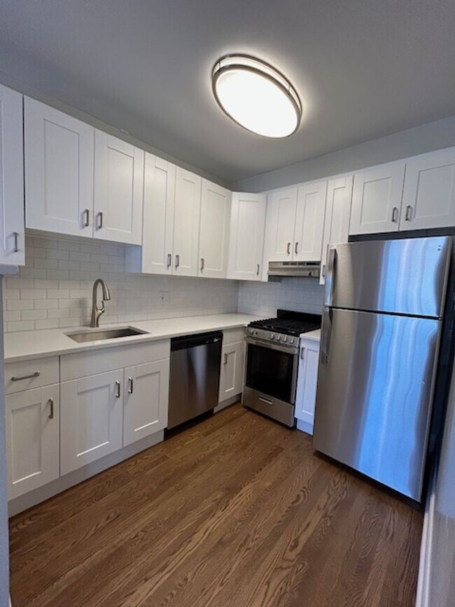 Building Photo - Edgewater Studio with Heat and Cooking Gas Included ~ No Security Deposit ~ Cat Friendly *ONE MON...