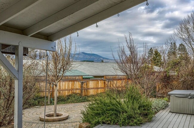 Building Photo - Beautiful home on large, landscaped flag lot - Available March