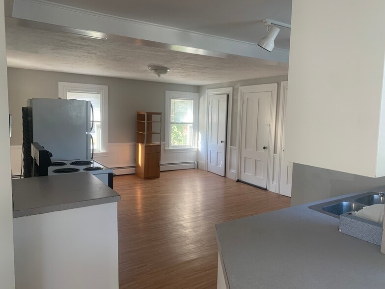 Building Photo - 1160 Hooksett Rd