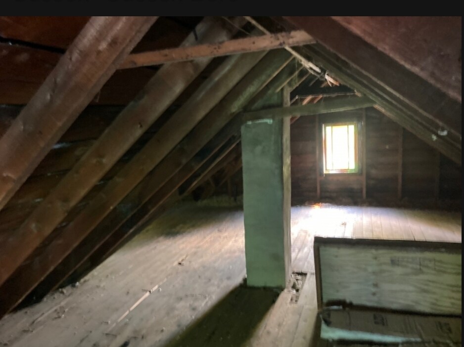 Bonus storage attic - 10 Harrison St