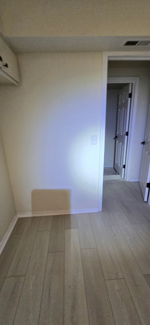Building Photo - 5 Bedroom Duplex!!