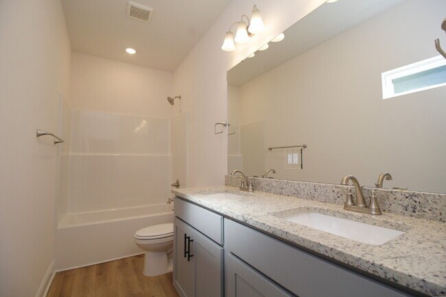 Building Photo - Modern 3-Bedroom Home with Granite Counter...