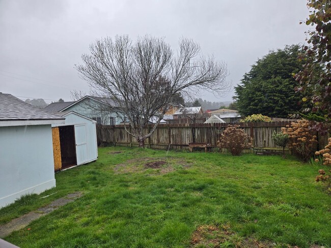Building Photo - 3BR Northern McKinleyville home is close t...