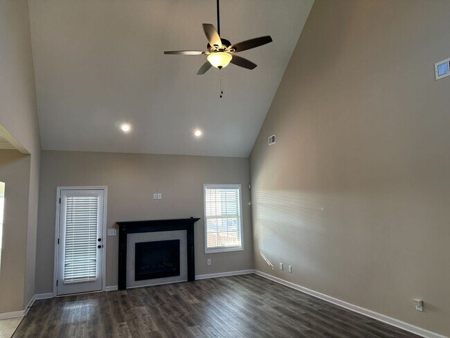 Building Photo - 3 Bedroom Home with Massive Bonus Room for Rent!