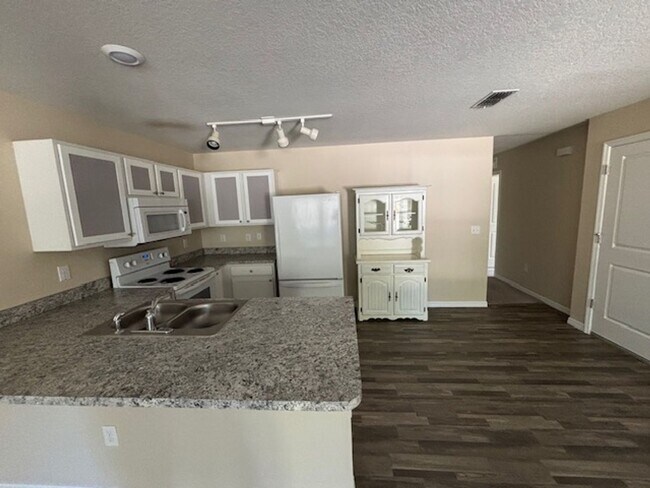 Building Photo - Cute Home Ready for Family