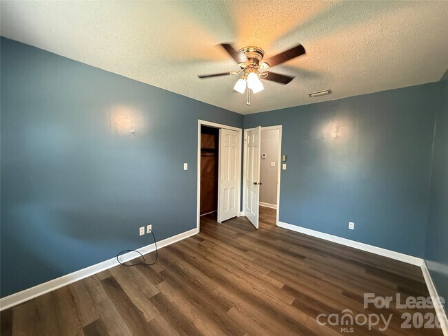 Building Photo - 851 Fieldstone Rd