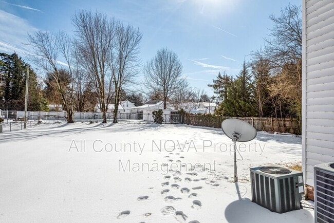 Building Photo - 8753 Signal Hill Rd