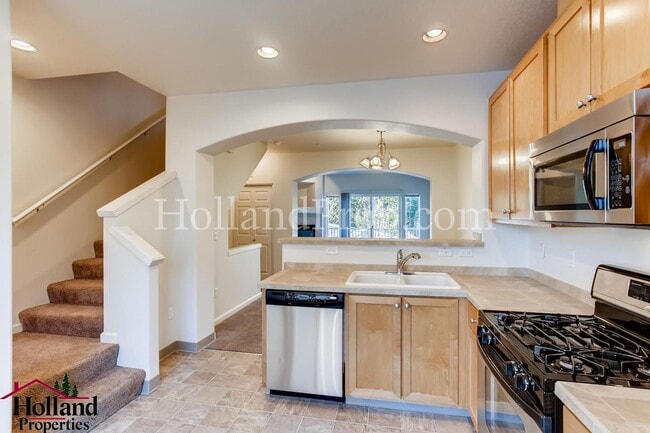 Building Photo - Experience Comfort and Style in This Elegant Murrayhill Townhome!