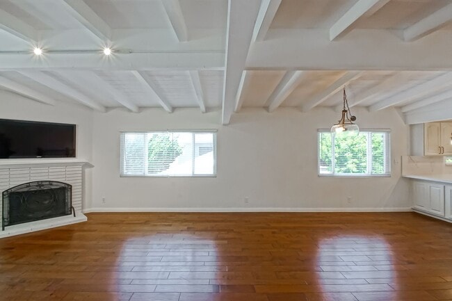 Building Photo - RECENTLY REMODELED, BRIGHT & AIRY 3BR2BA G...