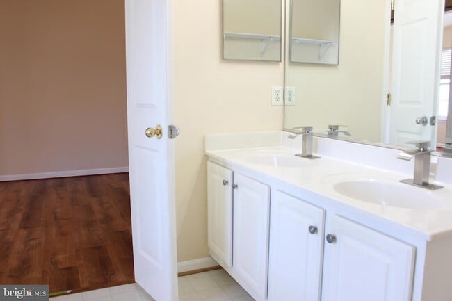 Building Photo - 42856 Golf View Dr