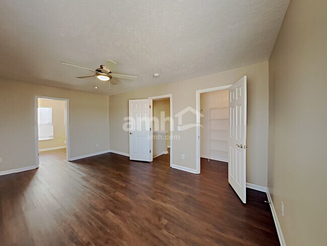 Building Photo - 4568 Hawthorn Dr