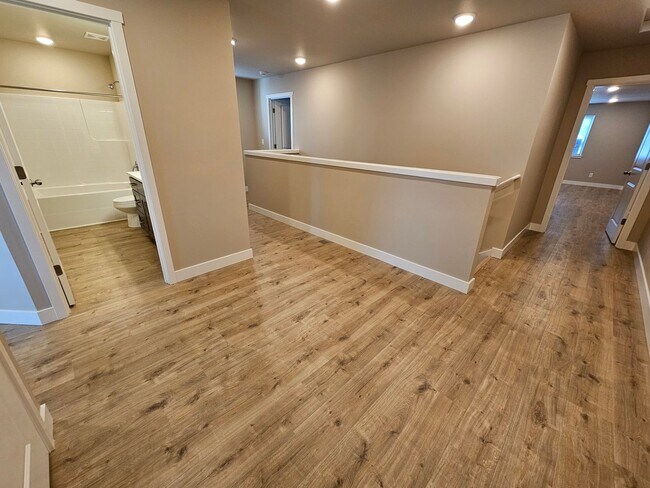 Building Photo - 815 Vine Maple St SE