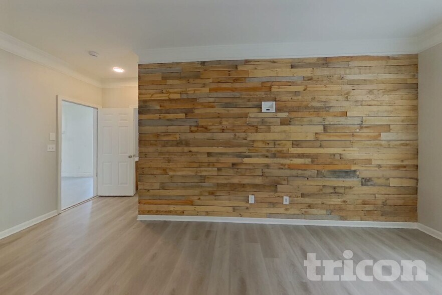 Building Photo - 1413 Eastway Dr