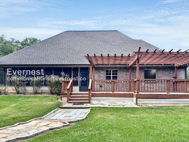 Building Photo - 4-Bedroom Home with Garage / Available Now!