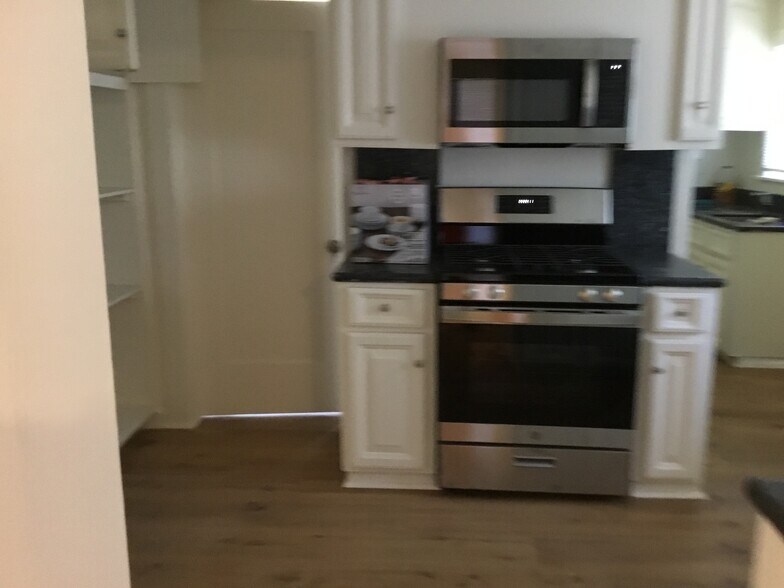 Building Photo - 665 Loma Ave