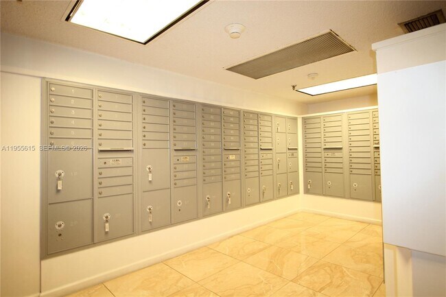 Building Photo - 17890 W Dixie Hwy