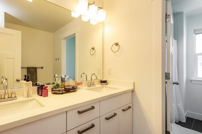 Building Photo - 5 Bedroom/4 Bathroom Lehi